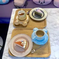 新大久保の「まもなく仁川空港」さんでお腹いっぱい昼ご飯食べたあと、娘のリクエストで同じく新大久保の「ボラカフェ」さんに来ました。BTSのMVが流れていてBTSファンが集うお店みたいです。娘はBTSファンではありませんが、Webでチェックしたらこのお店の雰囲気が気に入ったそうです。|なびさん