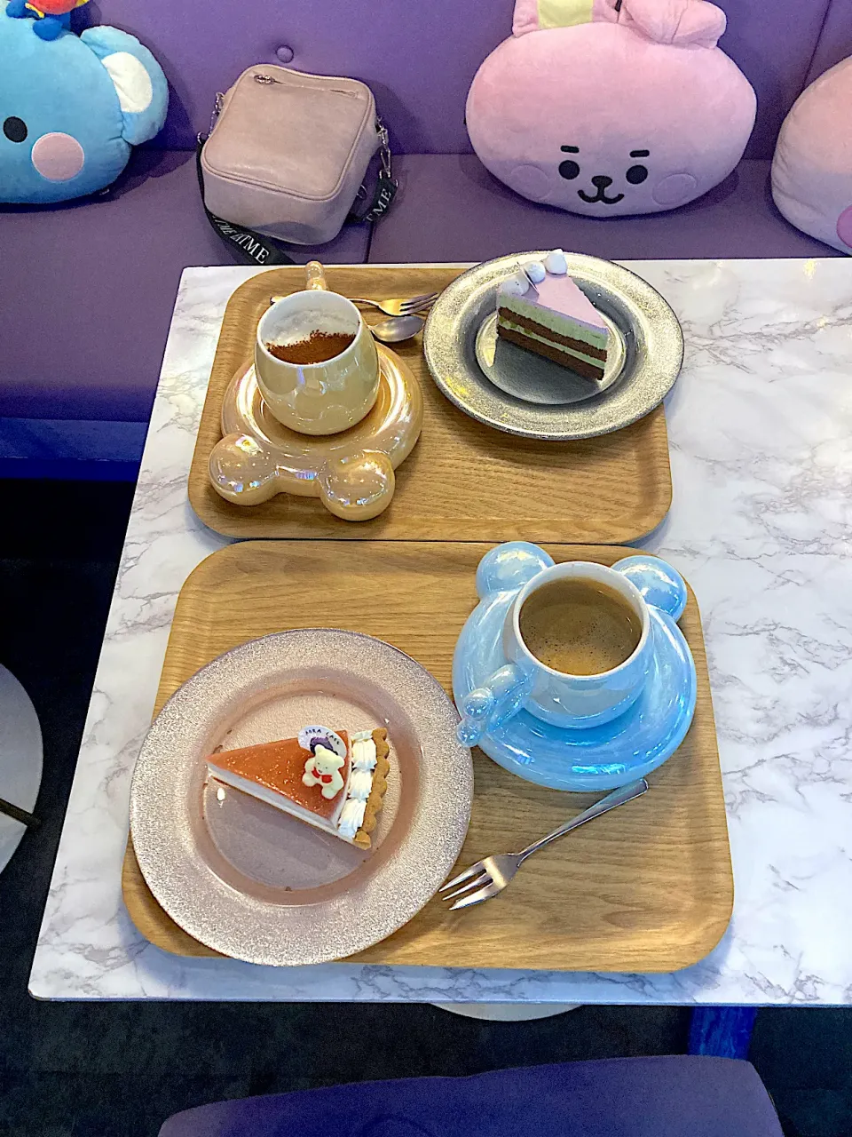 新大久保の「まもなく仁川空港」さんでお腹いっぱい昼ご飯食べたあと、娘のリクエストで同じく新大久保の「ボラカフェ」さんに来ました。BTSのMVが流れていてBTSファンが集うお店みたいです。娘はBTSファンではありませんが、Webでチェックしたらこのお店の雰囲気が気に入ったそうです。|なびさん