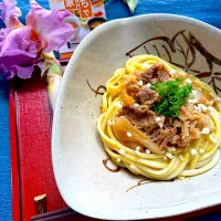 スパイシーにカレーが香る肉ぶっかけ手延べうどん