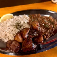 「登り鯛カレー（鯛だし檸檬キーマカレー）」　付け合わせに鶏のぼんじり