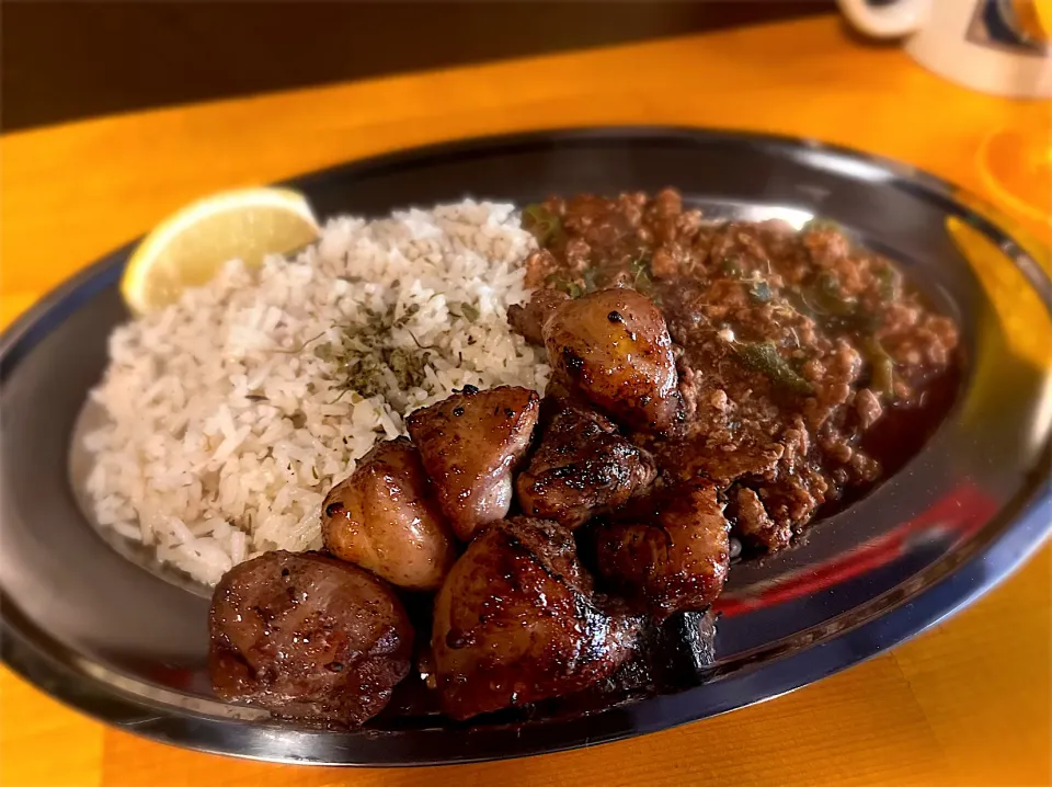「登り鯛カレー（鯛だし檸檬キーマカレー）」　付け合わせに鶏のぼんじり|Hiro Yanさん