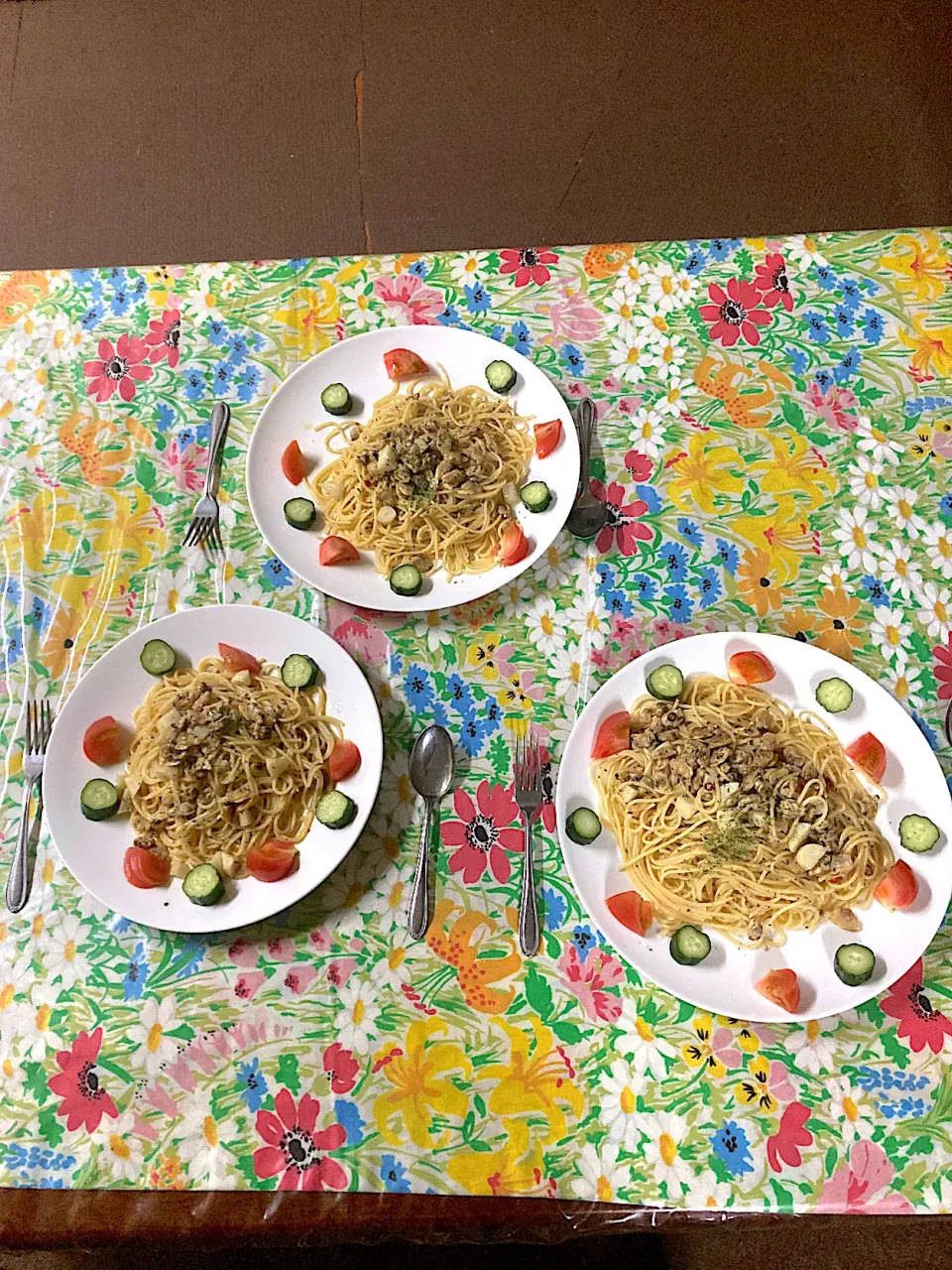ボクと娘は新大久保でお腹いっぱい食べて晩ご飯抜きでもよかったのですが、それでは留守番していてお腹を空かせている家内がかわいそうなので、ボンゴレビアンコを作りました。|なびさん