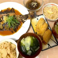 カレイの煮付け、油揚げの袋煮、筍ご飯、姫皮とワカメのお吸い物|もーやんさん