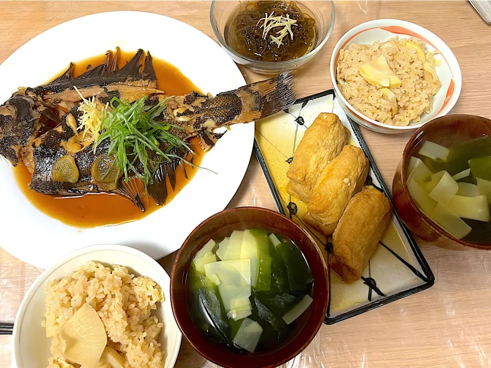 カレイの煮付け、油揚げの袋煮、筍ご飯、姫皮とワカメのお吸い物|もーやんさん