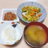 2025 0430　鱈とキャベツのレンジ生姜蒸し　納豆　さつまいもとわかめのお味噌汁|いもこ。さん