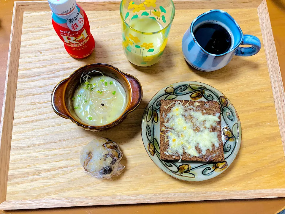 雑穀チーズパン♡ミニかしわおにぎり♡オニオンスープ♡フルーツMIXジュース♡タンポポ珈琲♡R-1|さくたえさん