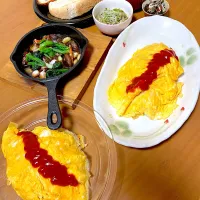 オムライス、蛸とほうれん草のアヒージョ➕バゲットと全粒粉パン、引き割り納豆メカブスプラウト、ナッツ入り田作り、新玉とレタスのコンソメスープ|さくたえさん