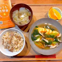 夜ご飯(牛丼の具の炊き込みご飯、豆腐の野菜あんかけ、白菜ツナスープ、オレンジ)| cocomikaさん