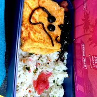 #昼飯　豆としそ昆布の天パー顔チーズオムレツと梅と黒豆4個茶豆6個のせ野菜混ぜご飯ガトーレーズン添え弁当|ms903さん