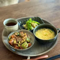 サーモンとアボカドのポキ丼
