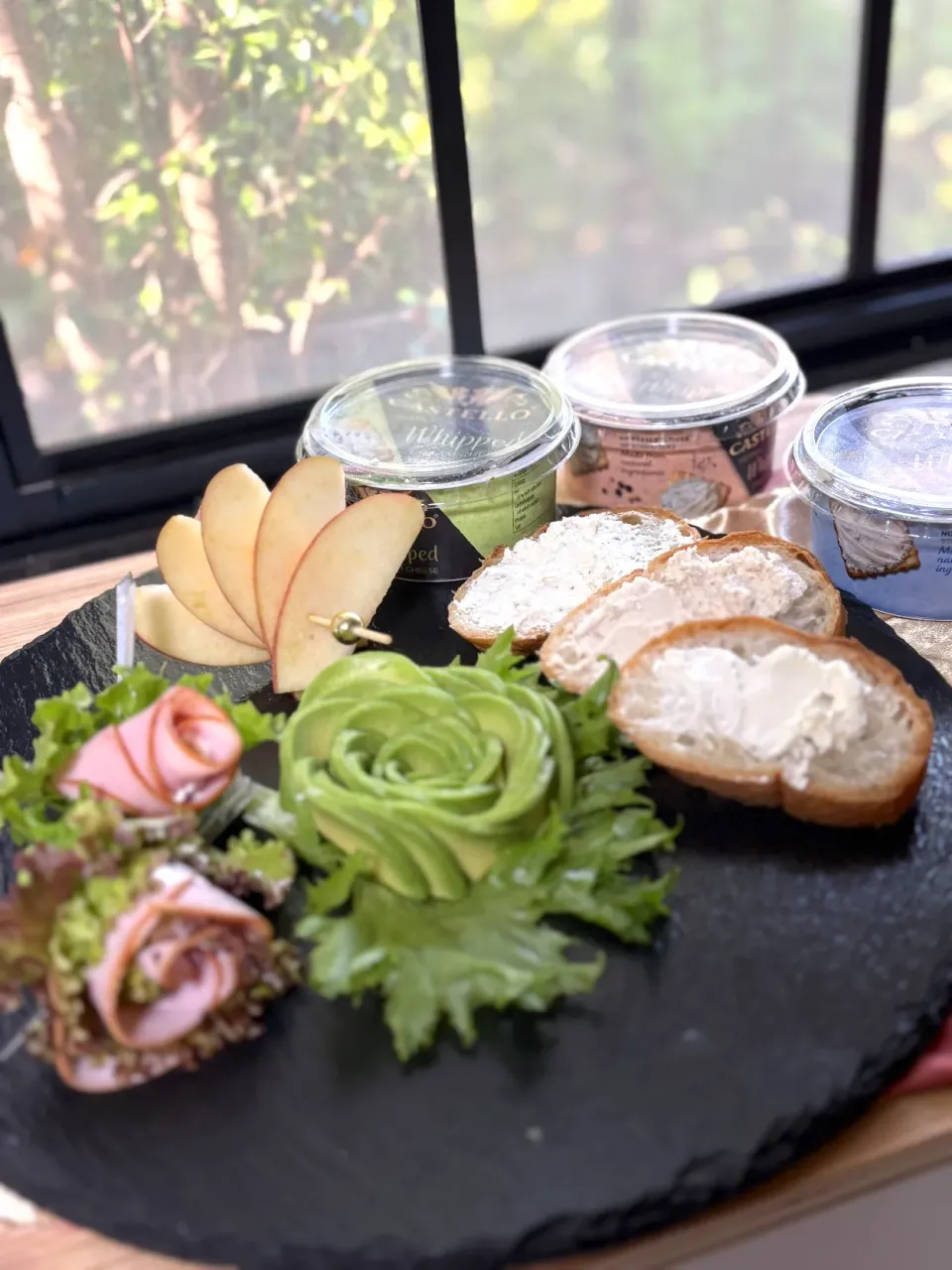 キャステロホイップクリームチーズのバケットプレート|トコトコさん