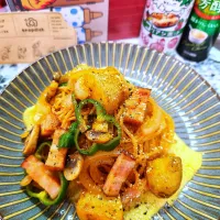☆Yumi☆さんの料理 hisoka7ちゃんのイタリアン_略してイタスパ～🎵
鉄板ナポリタン‼ つくフォトが遅くなりゴメンね。
出来たよ～🎵 貰った 白ワインと献杯🍸✨🍸→→🔷🥔新じゃがいり🍝Yummy!ナポリタン🔷|@きなこさん