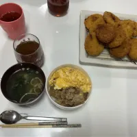 アルモンデ晩御飯☆とろ玉牛丼☆コロッケ☆みそ汁（インスタント）|Saharaさん