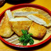 冷凍庫整理の謎のカツの正体判明🤔💭 マグロカツでした🐟(*^^*) ちょっと成長してきた庭のパセリを添えて|🐈⸒⸒⸒⸒つるのダンス🐈🐾さん