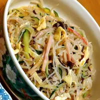 まだまだ続く冷蔵庫、冷凍庫整理
赤のプレスハムを冷凍してたので
ロースハムでは美味しく仕上がらない
【中華酢もの】
もやし(通常はこの中華酢ものには入れませんが明後日位にはダメになりそうだったので)
🥒(これは余り物ではなく今日買ってきた)
キクラゲ🍄
赤プレスハム
春雨
錦糸卵|🐈⸒⸒⸒⸒つるのダンス🐈🐾さん