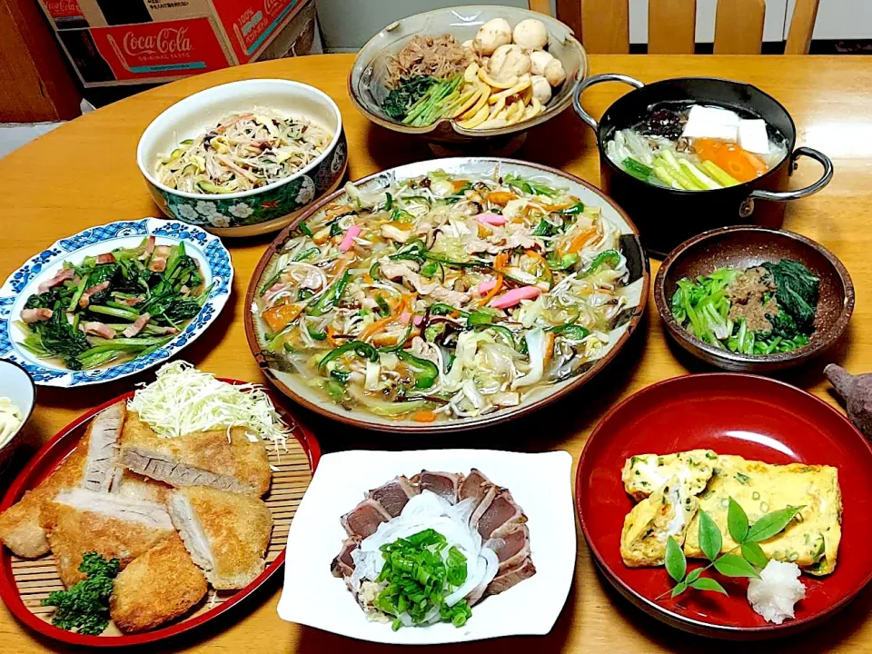…で結局冷蔵庫、冷凍庫整理の晩御飯＆晩酌のアテはこんな感じに😊 今日1日分ではありません 私が1泊2日の繰り返しで留守にするので 主人の3日分の作り置き料理も兼ねてます(*^^*)|🐈⸒⸒⸒⸒つるのダンス🐈🐾さん