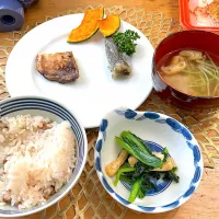 気合いを入れた朝食(メヒカリ唐揚げ、鰤照り、お浸し、味噌汁)|pranzoさん