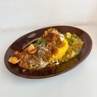 骨付き豚カレーとオリーブ入りいかキーマ　揚げ芋とギリシャクリームのせ|ちゃみこさん