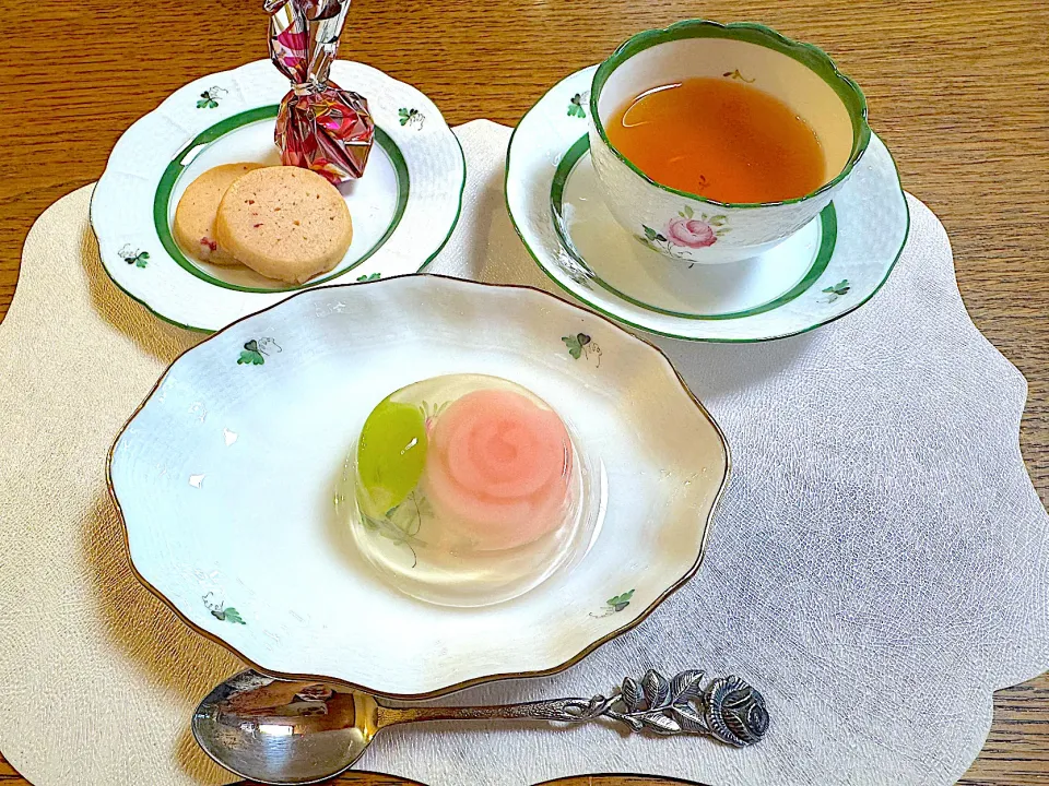 バラの季節になりローズシリーズの食器にローズのスィーツ🌹|Seikoさん