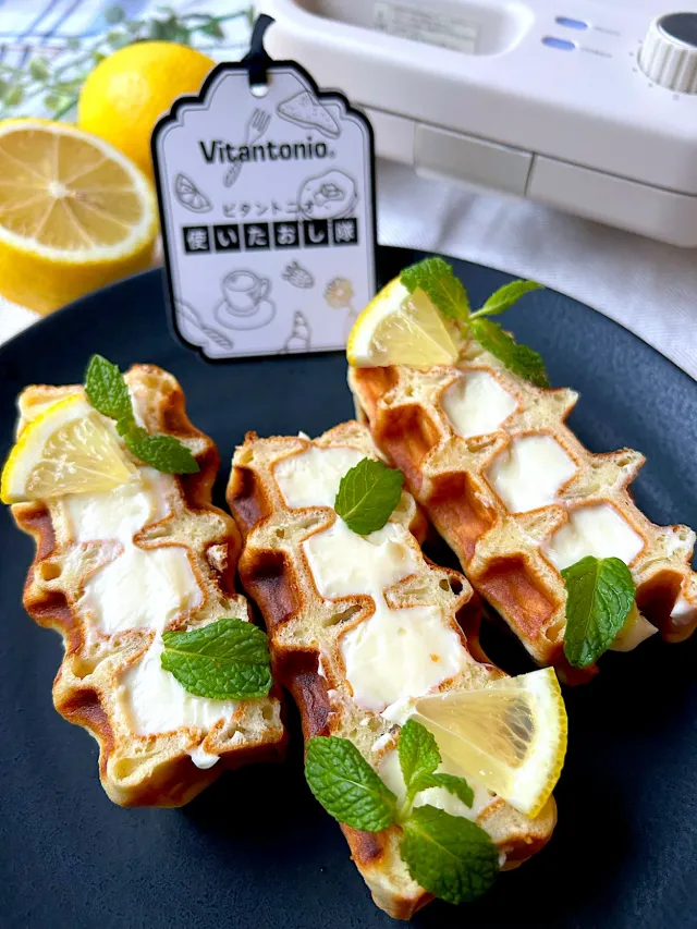 Snapdishの料理・レシピ写真:まなまな♡さんの料理 【ビタントニオ使いたおし隊💛ワッフル&ホットサンドベーカー】ワッフルプレート de レモンチーズクリームワッフルサンド🍋｜おとなりのホットサンド♪