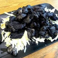 博多地鶏の炭火焼き風　竹炭パウダーいれすぎた|さくたろうさん