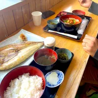 知床ウトロ　羅臼産ほっけ焼き定食と五食丼|renharuruさん