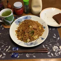 焼きそば、熱い日本茶、手作りチョコケーキ(昼飯)| enarinさん