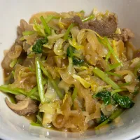 吉野家の冷凍牛丼の具で春キャベツと新玉ねぎとみつばの煮物|たつかばさん