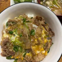 吉野家の冷凍牛丼の具で牛玉丼| たつかばさん