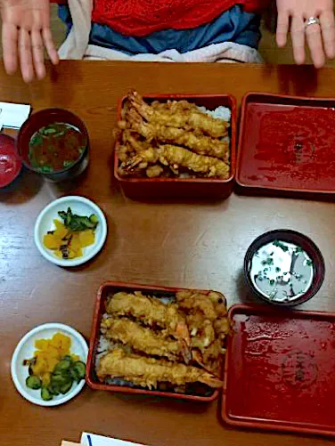 今日は家内と大河ドラマ「べらぼう」の名所巡りをしに浅草・吉原界隈を散策します。まずは雷門そばの天ぷらの老舗「三定」さんで特上天丼をランチにいただきます。|なびさん