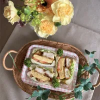 5/4❤︎私のサンドイッチ弁当🥪🌱
GWも一日おきにお仕事

＊ GREENTHUMB調布店ミニ食パン
＊ 私弁当
＊ 甘辛ささみカツ
＊ たまご焼き
＊ フリルレタス.トマト.春キャベツ|Makinsさん
