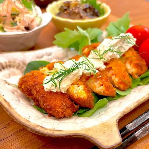 「キャステロ ホイップクリームチーズ ガーリック」を使ってみたSnapdishの料理・レシピ写真:サーモンレアカツにガーリックチーズソースを乗せて