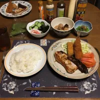 ご飯、ポークソテー、なすソテー、揚げ直したお惣菜コロッケ&アジフライ、トマト、千切りキャベツ、酢の物、煮物、小松菜のお浸し、麦茶、柏餅(夕飯)|enarinさん