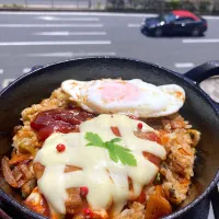 チーズハンバーグのせ炒飯