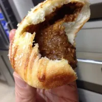 「２日目のルーで カレーパン 」
挽肉とタマネギを加えて リメイク 甘味とまろやかさを強化して 朝ごはん💦|ばくあんしゃさん