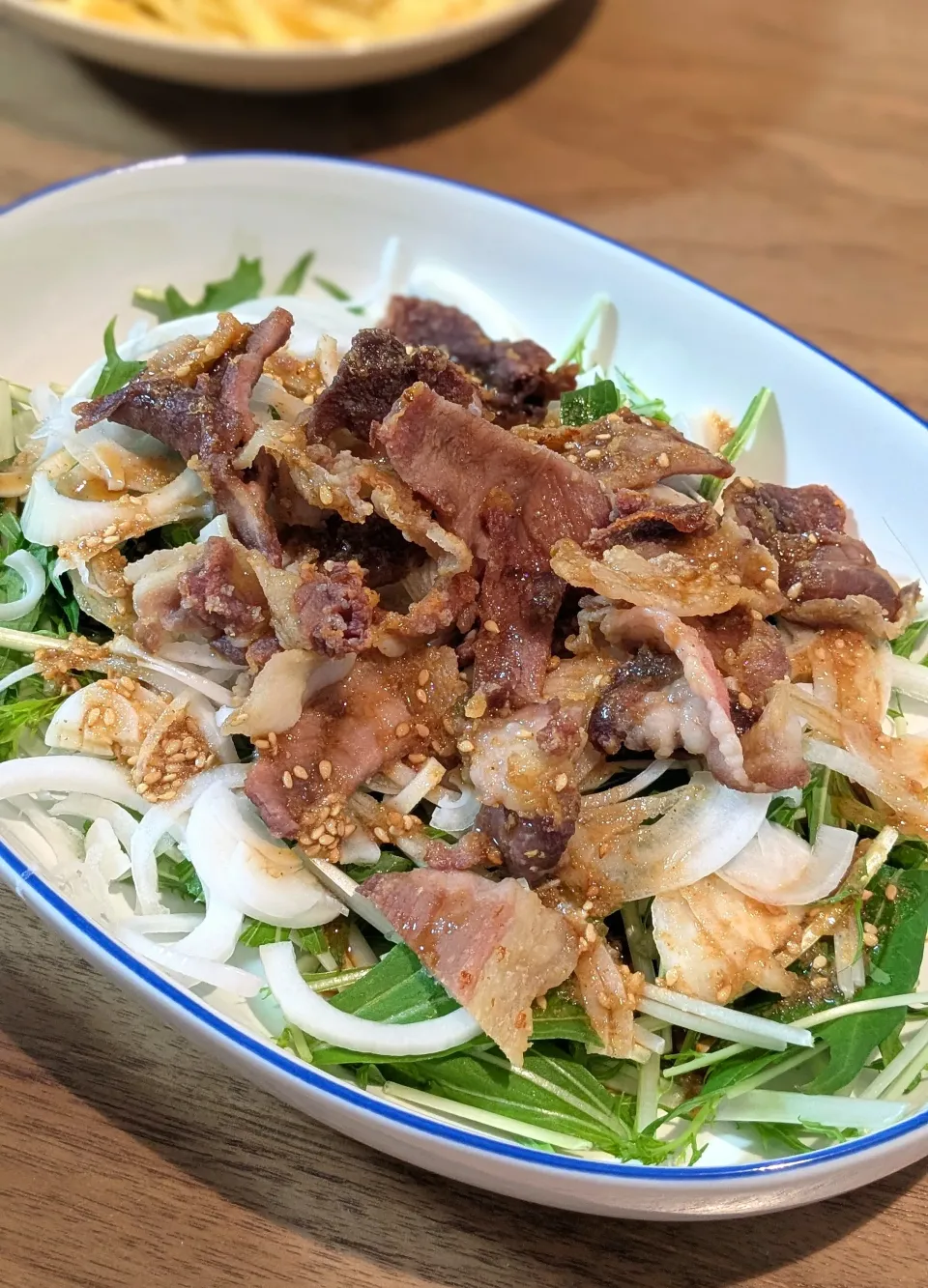 カリカリ豚肉と新玉ねぎのサラダ|あぼちさん