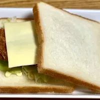 ☆チーズメンチカツサンド|まぁたんさん