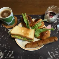 ロールパントーストサンドイッチ、トーストサンドイッチ、チョコチップスティックパン、ホットコーヒー、バナナ&カシスジャム入りヨーグルト(昼飯)|enarinさん
