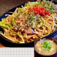 今日の麺好きランチは                                                  「鉄板焼きそば・具材たっぷり味噌汁」|mottoさん