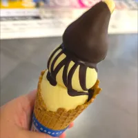 東京ばな奈ソフトクリーム（チョコがけばな奈味）