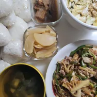 ☆夕飯☆夫しばらく海外なので、鮭お握り、沢庵、キャベツ塩昆布、厚揚げみぞれ煮、青椒肉絲、味噌汁|ｼｮｺﾗさん