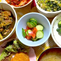 水菜の煮浸し　コロッケ　サラダ　浅漬けキムチ　糠漬け　小松菜のふりかけ　味噌汁|4jinoanataさん
