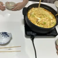 晩御飯は☆豚キムチラーメン鍋。サリ麺・レタス、豚キムチの素に溶き卵・チーズ。最後にyummyソースをひと回し。うんめー😭👍|Saharaさん