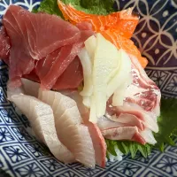 今宵は自宅で海鮮丼を。まぐろ、ひらまさ、鯛、サーモン、いかを盛りました。美味しくいただきました。|sniper66さん