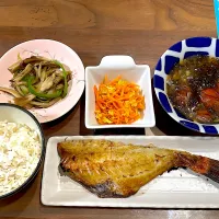 赤魚の干物　もずくとトマトの中華風スープ　人参しりしり　舞茸とピーマンのオイスター炒め| おさむん17さん