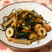ちくわと黒はんぺんを入れた切り昆布煮|きつねさん