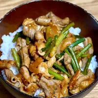 ☆ホルモン炒め丼|まぁたんさん
