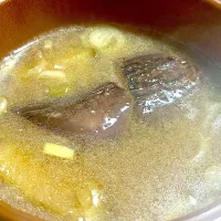 さば味噌の缶汁を活用した、焼きナスのお味噌汁を作りました！🍆|さくたろうさん