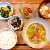 夜ご飯(肉・野菜炒め、わらび・ゼンマイの煮物、サラダ、ニラ玉、けんちん汁)|cocomikaさん