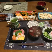 握り寿司、バラちらし寿司、鶏皮串、鳥レバー串、酢の物、マカロニサラダ、熱い日本茶、お吸い物、柏餅(夕飯)|enarinさん
